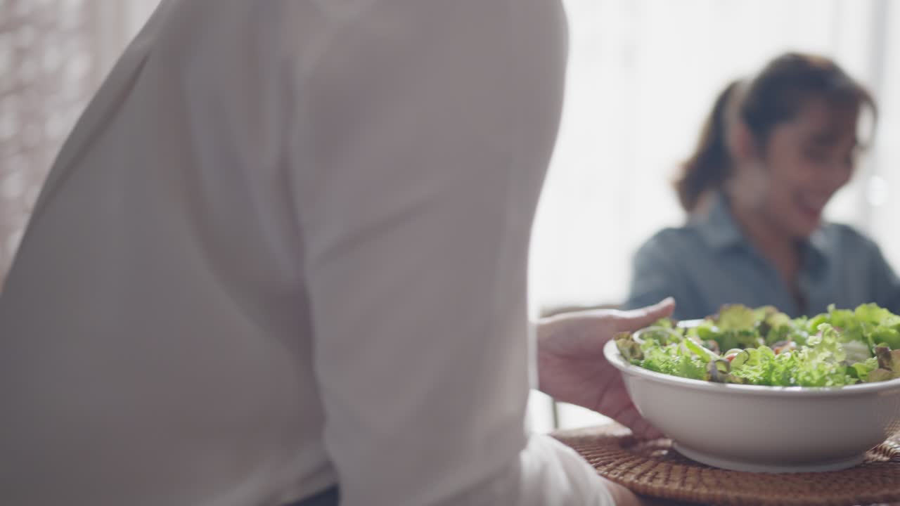 채식주의자 카페에서 바쁜 편안한 하루를 즐기세요 코로나 이후 식당을 재개합니다.