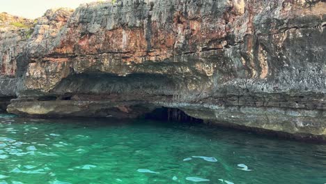 Grotta-Del-Presepe-O-Gruta-De-La-Escena-De-La-Natividad-A-Lo-Largo-De-La-Costa-Jónica-De-Salento-En-Apulia-Con-Agua-De-Color-Esmeralda,-Italia