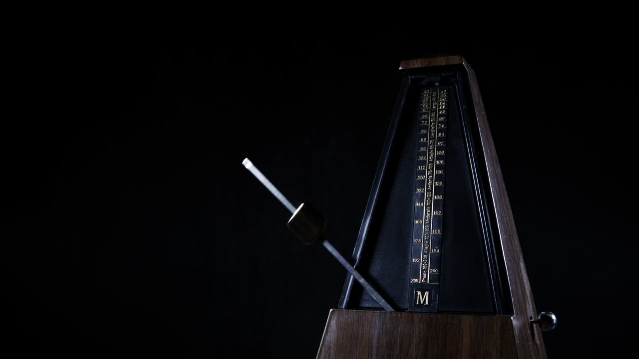 황금색 진동기를 가진 메트로은 어두운 배경에서 느린 리을 치고 있습니다.