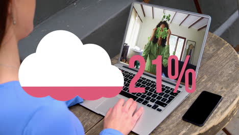 animación del icono de carga de nube contra la vista trasera de una mujer haciendo una llamada de video en una computadora portátil en una cafetería