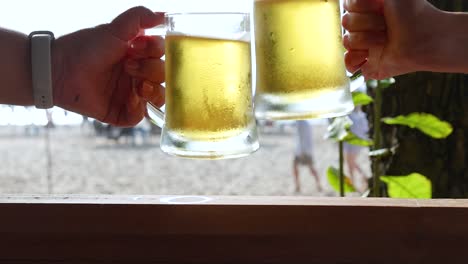 푸켓 의 니 비치 에서 맥주 잔 을 는 두 사람