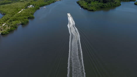 Luftaufnahme-Von-Jetskis-Auf-Der-Indian-River-Lagune-In-Florida