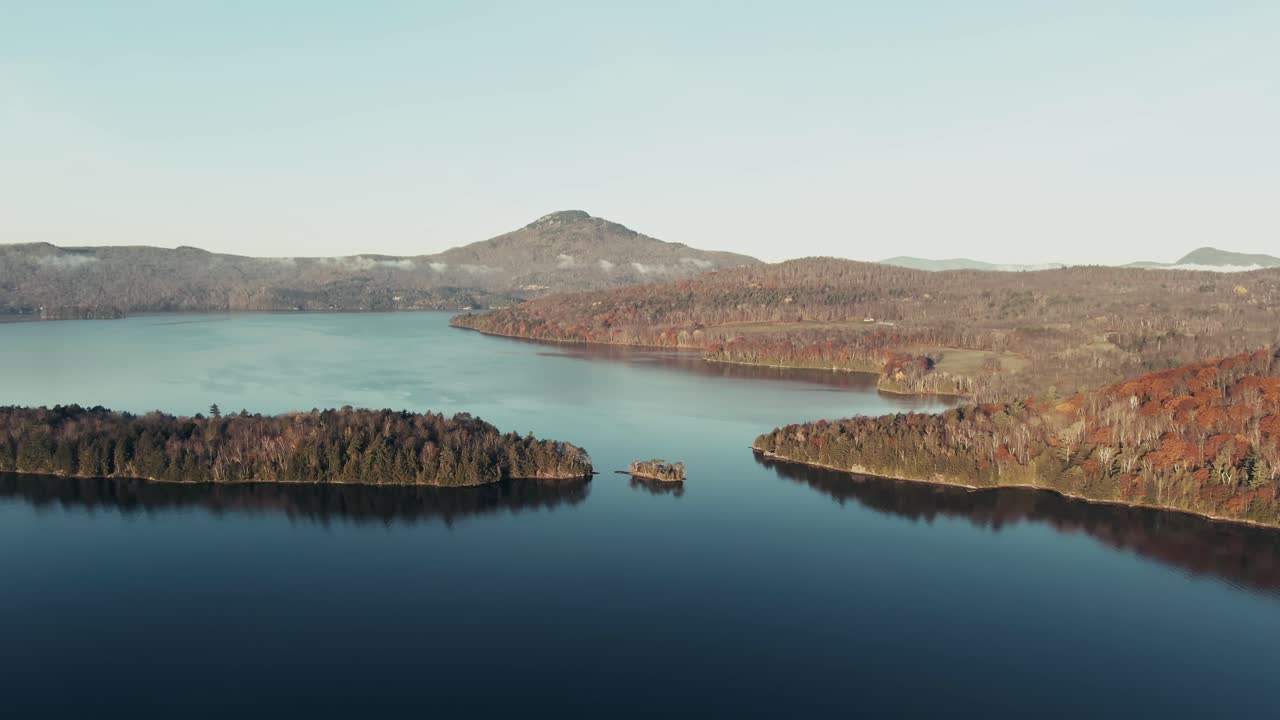 해가 뜰 때 캐나다 퀘벡 포튼에 있는 잔잔한 호수와 몽 올빼미의 머리의 공중 전망
