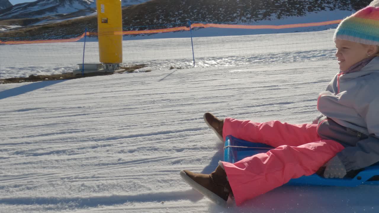 눈 인 산기?? 을 내려가는 소녀