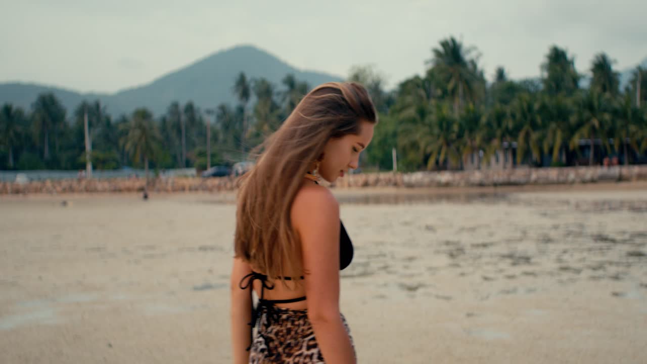 해변에서 고 있는 여자