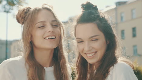 dos amigas felices al aire libre