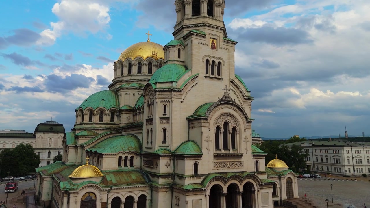 Vuelo de dron aéreo encuadrando la gran arquitectura y las cúpulas de cobre verde de la Catedral de Alexander Nevsky en Sofía, Bulgaria. Monumento cristiano ortodoxo icónico.