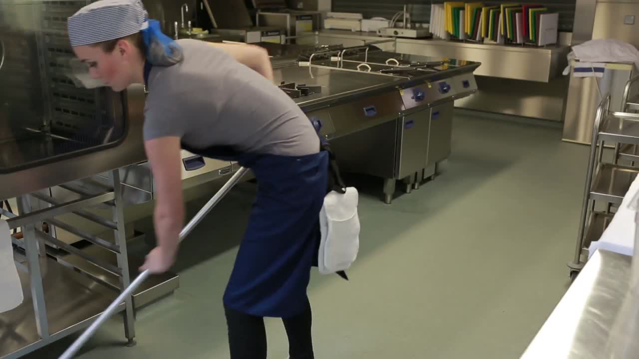 limpiador de una cocina limpiando el suelo