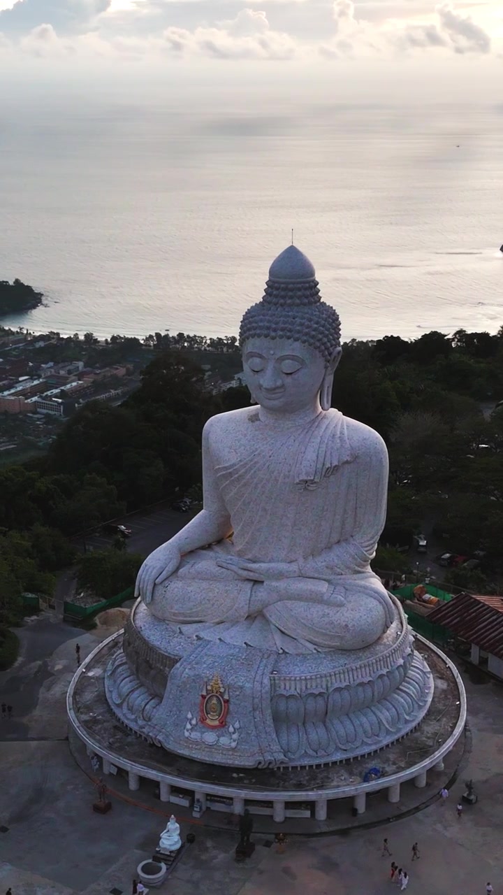 La statua di marmo del Grande Buddha di Phuket al tramonto. Ripresa aerea verticale.