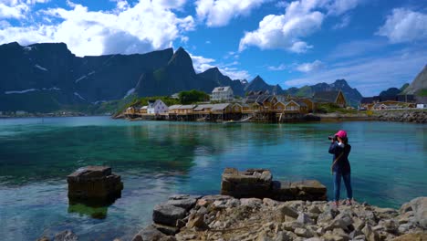 fotógrafo de naturaleza turista con tomas de cámara. playa islas lofoten