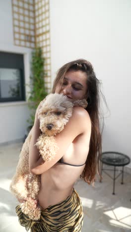 mujer abrazando a un perro al aire libre
