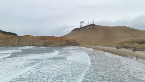 Hermosa-Playa-Vacía-En-Oregon-En-Un-Día-Nublado,-Olas-Rodando-Hacia-La-Orilla