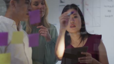 Video-Von-Verschiedenen-Weiblichen-Und-Männlichen-Kollegen-Beim-Brainstorming,-Die-Spät-Im-Büro-Arbeiten