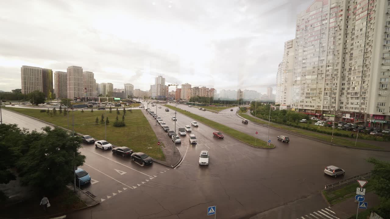 비가 오는 날 에 도시 거리 교차로