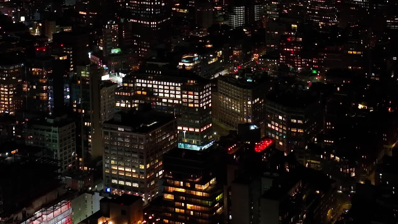 Vista aérea de edifícios residenciais em Lower Manhattan à noite