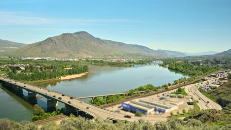 tapiz de lapso de tiempo del puente overlander que cruza el río thompson en kamloops