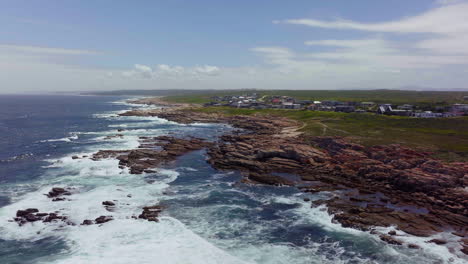 Sudáfrica-Cabo-St-Francis-Pueblo-Verano-Jardín-Ruta-Jbay-Aéreo-Dron-Cinemático-De-Quiet-Bay-George-Maravilloso-Hermoso-Final-De-La-Tarde-Soleado-Escabroso-Litoral-Olas-Gaviota-Pájaros-áfrica-Adelante