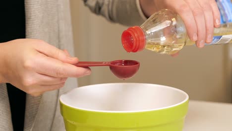 mujer añadiendo ingredientes al plato para hornear