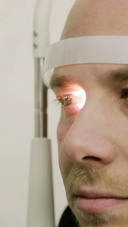 hombre que realiza un examen ocular