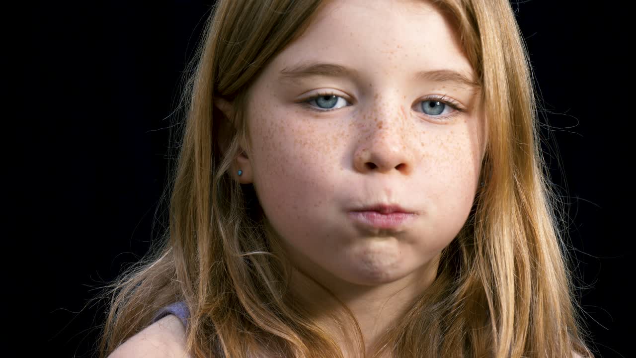 молодая девушка глупит и надувает щеки