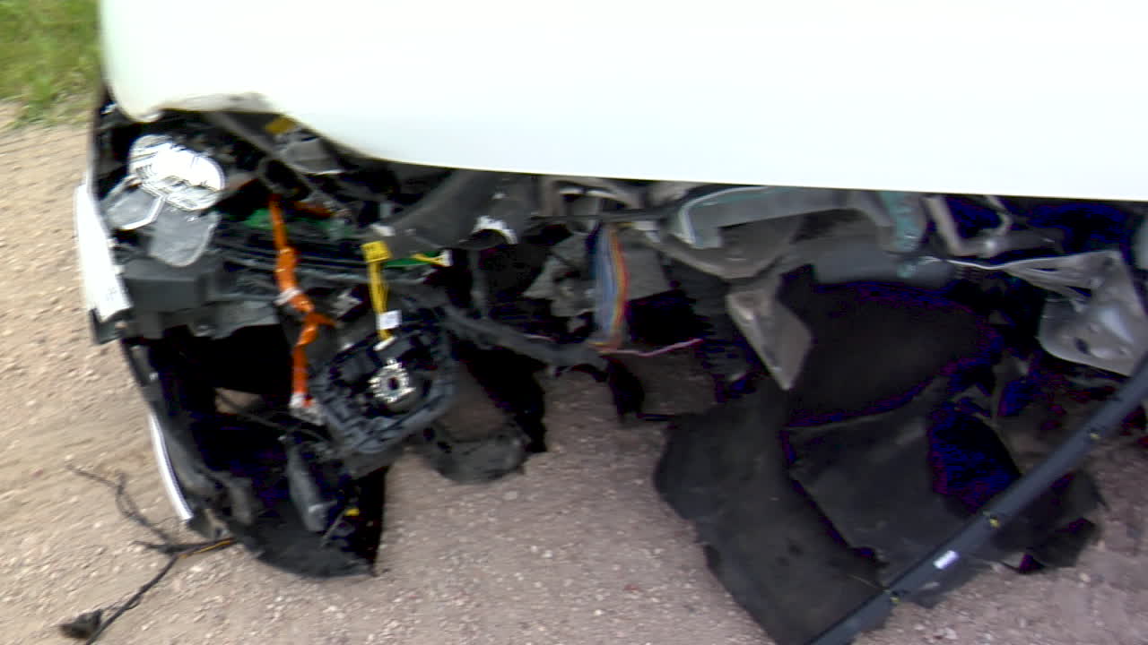 자동차 충돌 후 파손된 차량