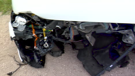 vehículo dañado después de colisión de auto