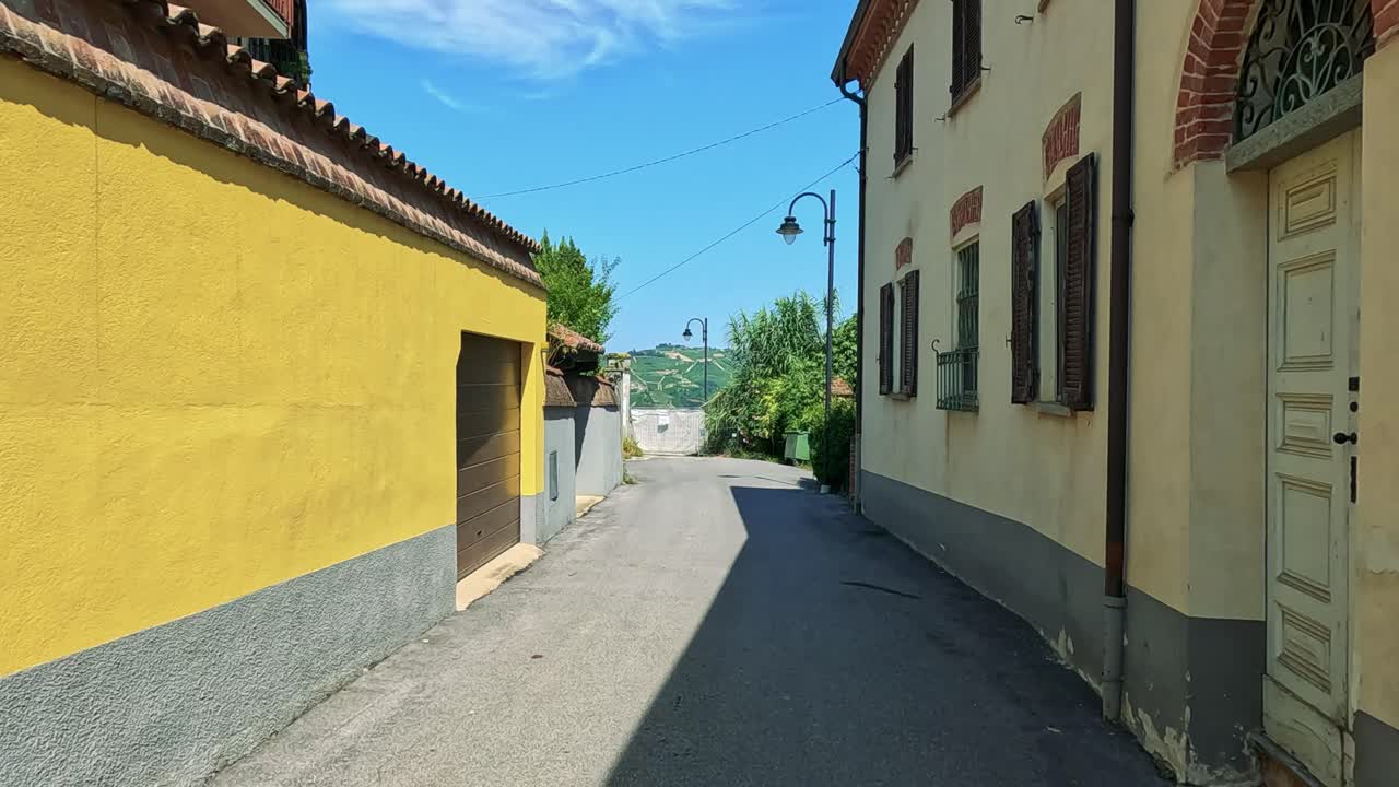 노란색 건물과 초록색으로 은 골목길