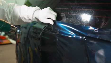 la aplicación de envoltura de vinilo a un coche