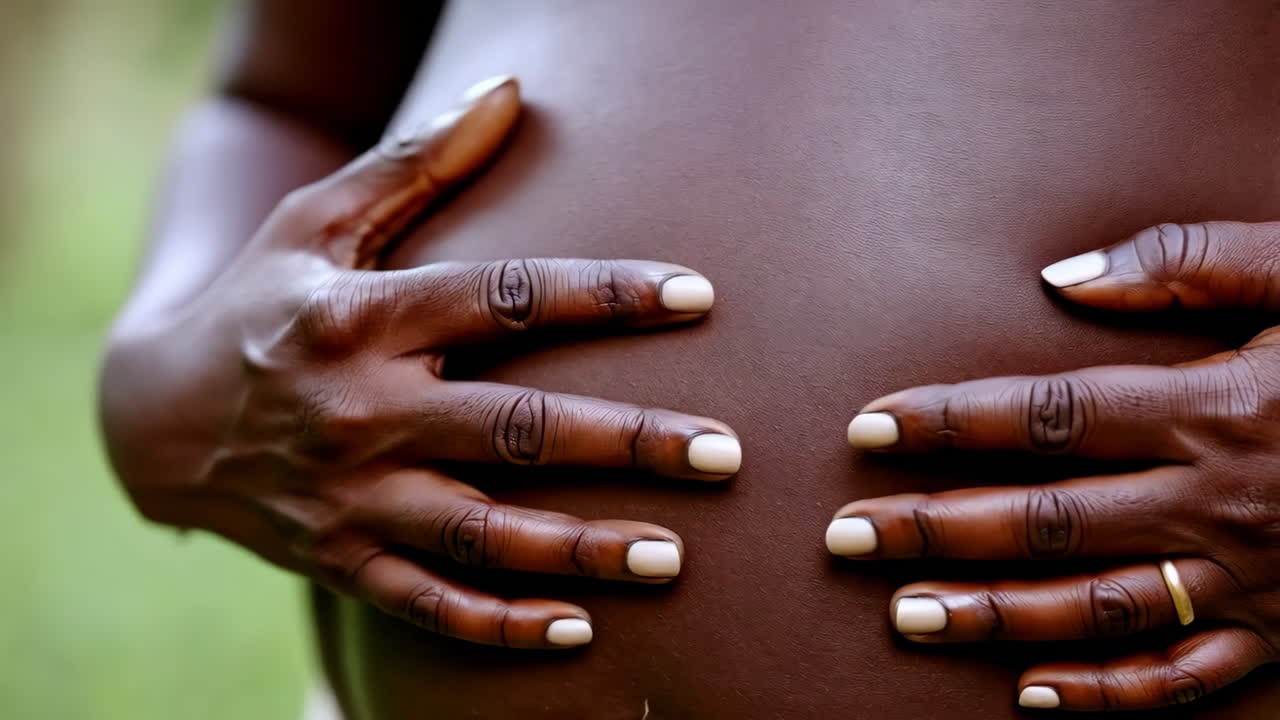 mujer embarazada sosteniendo su vientre