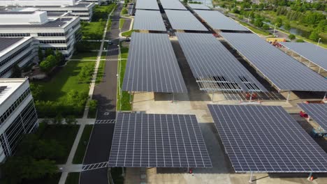 Paneles-Solares-Instalados-En-Un-Complejo-De-Oficinas-Y-En-El-Estacionamiento-Para-Cubrir-Autos