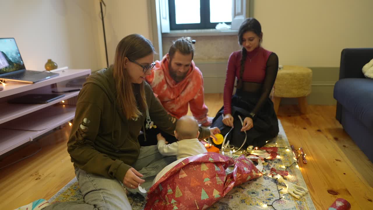 familia abriendo regalos de navidad