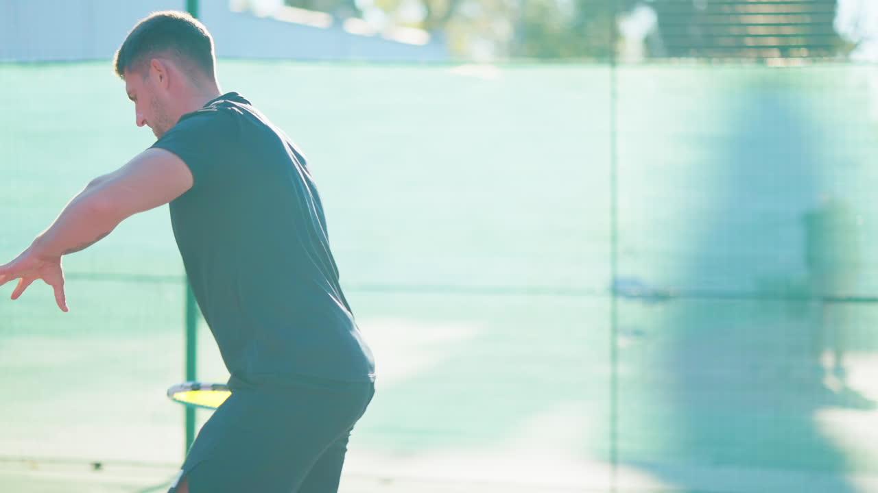 테니스를 하는 남자