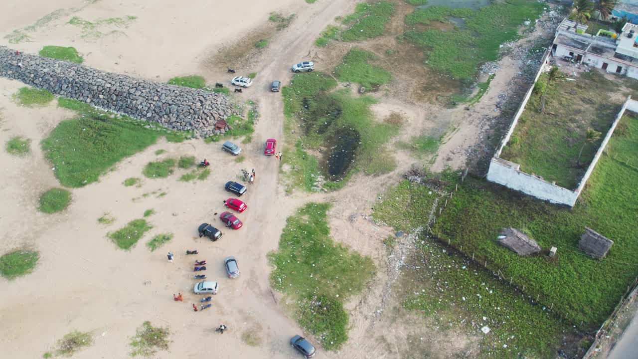 coches conduciendo hacia una playa cerca de chennai
