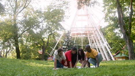 cuatro personas jugando al twister.