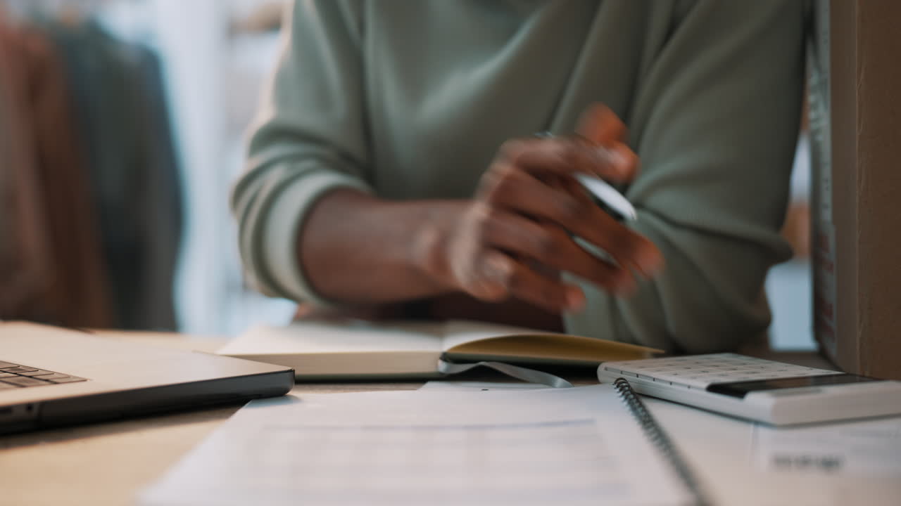 Ecommerce, laptop e uomo nero felice