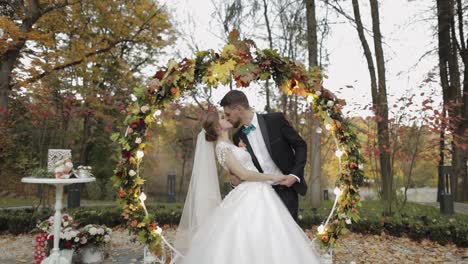 Recién-Casados.-Novio-Caucásico-Con-Novia-Cerca-De-Acres-De-Flores.-Pareja-De-Novios