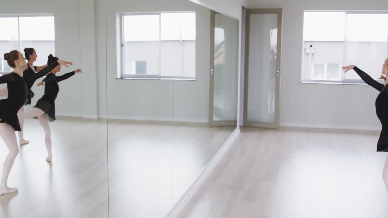 백인 여성 발레 댄서 들 이 발레 수업 중 댄스 루틴 을 연습 하고 있다