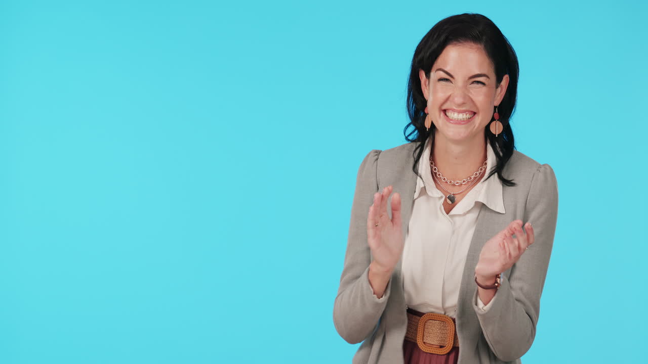 aplauso, éxito y cara de mujer de negocios