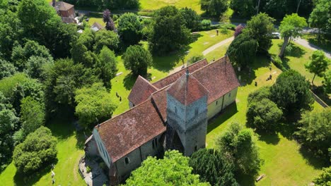 Eine-Nach-Oben-Geneigte-Aufnahme-Der-Märtyrerkirche-St.-Lawrence-In-Godmersham