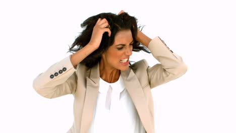 una mujer de negocios estresada lanzando su cabello.