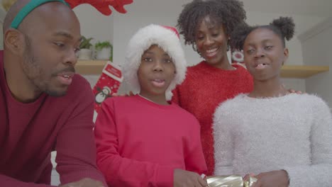 Kleine-Kinder-Versuchen,-Während-Des-Familienvideoanrufs-Weihnachtscracker-Zu-Ziehen