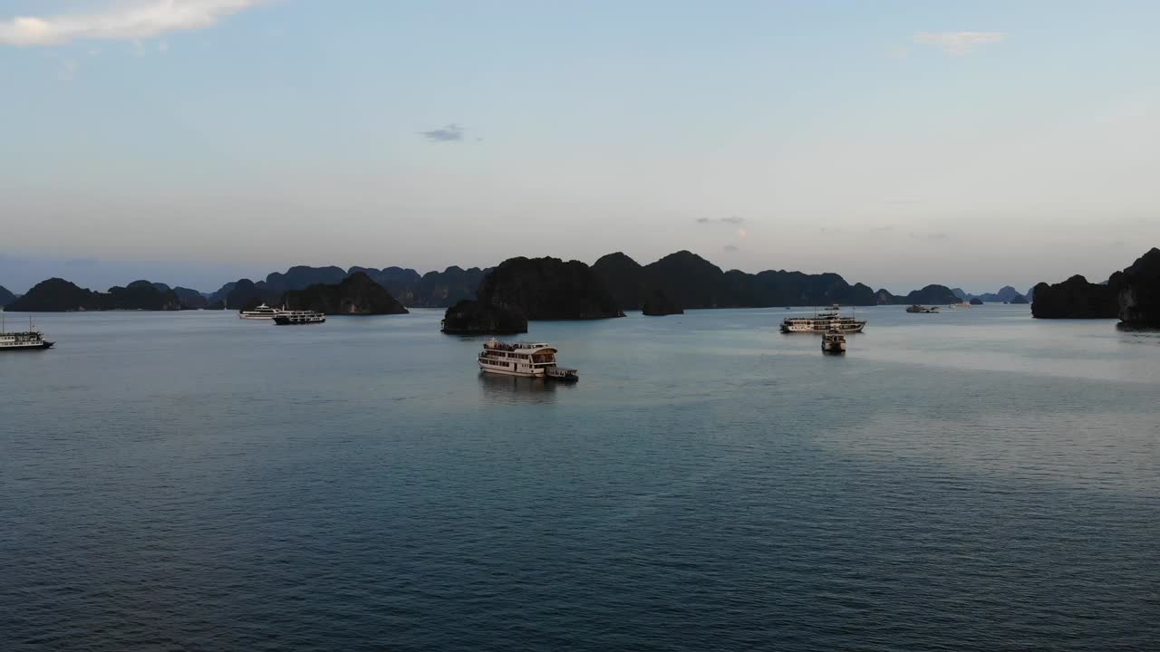 vista aérea de drones del océano y las islas de piedra caliza de la bahía de halong vietnam