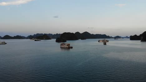 Vista-Aérea-De-Drones-Del-Océano-Y-Las-Islas-De-Piedra-Caliza-De-La-Bahía-De-Halong-Vietnam