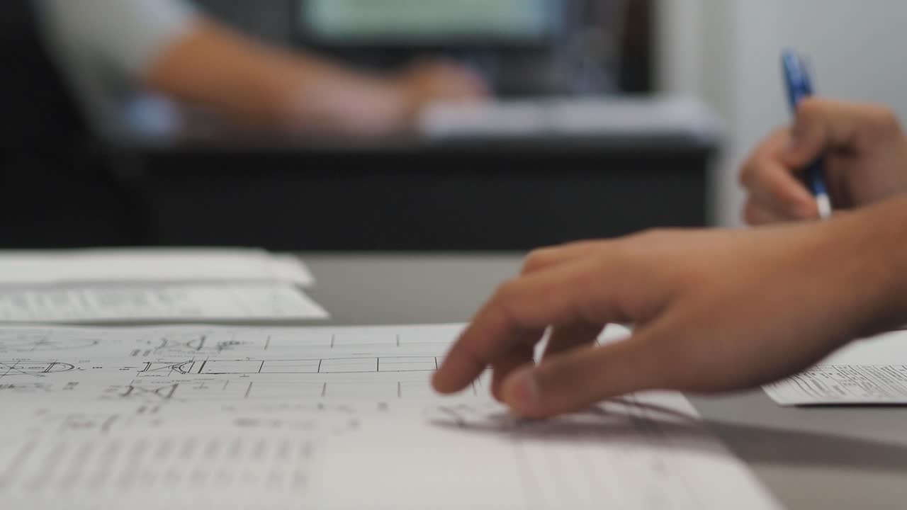 ingenieros mecánicos, diseñadores discuten problemas en planos