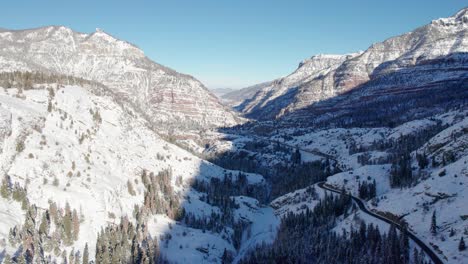 vistas aéreas de drones de la autopista million dollar en colorado durante el invierno