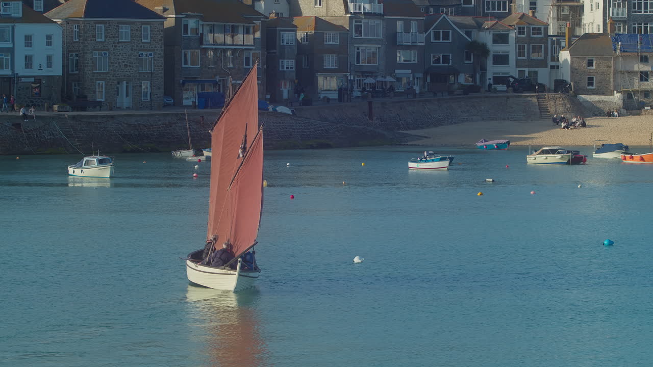 세인트에서 셀 틱 바다에 전통적인 범선