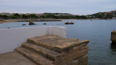 toma de revelación de la playa desde el primer plano