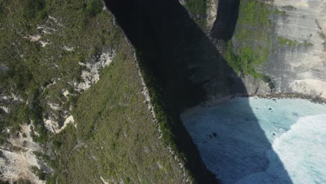 la majestuosa playa de kelingking: imágenes aéreas en 4k del icónico acantilado de t-rex, bali