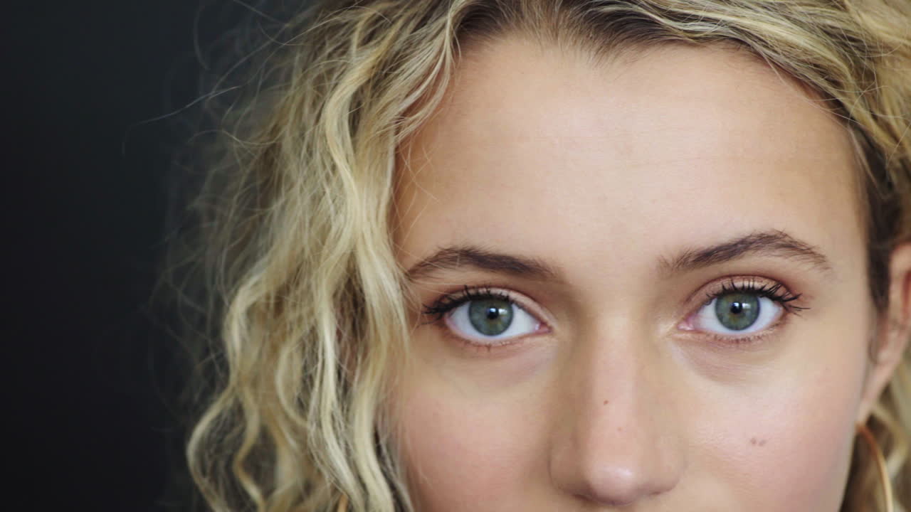 모 ⁇  공간과 함께 스튜디오에서 눈, 얼굴 및 여성