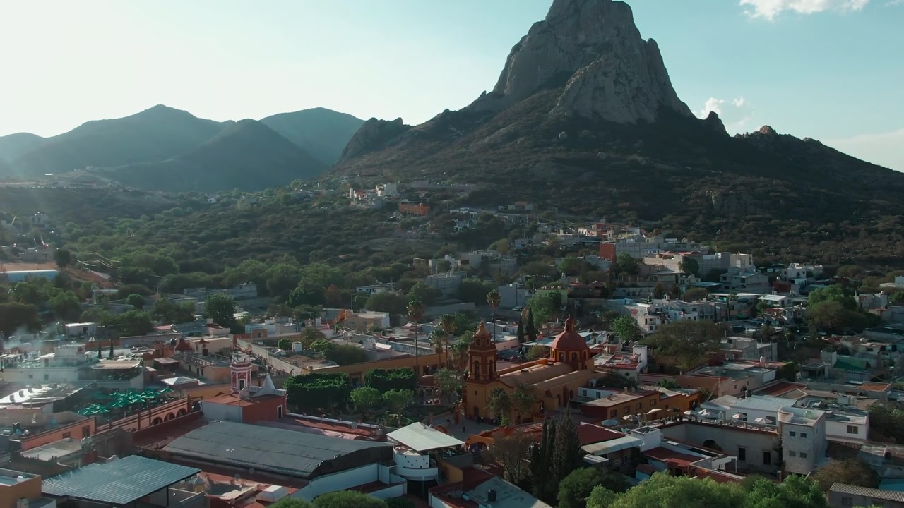 Monolite Peña de Bernal e villaggio di San Sebastian Bernal in Messico in vista aerea